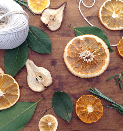 How to dry perfect citrus slices for holiday decorations...it's super easy to make traditional dried orange slices for ornaments and garlands. #Christmascrafts #driedoranges #farmhouseChristmas #traditionalChristmas #DIYChristmasdecorations #handmadeChristmas