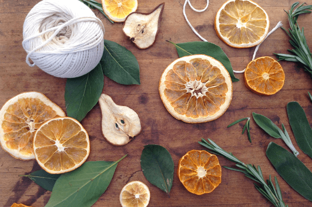 How to dry perfect citrus slices for holiday decorations...it's super easy to make traditional dried orange slices for ornaments and garlands. #Christmascrafts #driedoranges #farmhouseChristmas #traditionalChristmas #DIYChristmasdecorations #handmadeChristmas