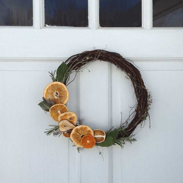 how to make a dried fruit and herb wreath #Christmascrafts #naturaldecorating #traditionalChristmas #farmhouseChristmas #farmhouseporch