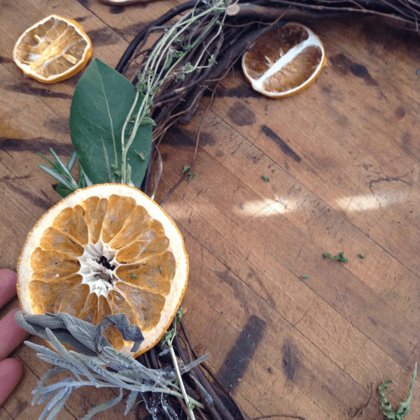 how to make a dried fruit and herb wreath #Christmascrafts #naturaldecorating #traditionalChristmas #farmhouseChristmas #farmhouseporch