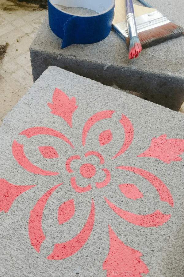 Easy stenciled concrete planters #concreteprojects #gardendiy #containergardening