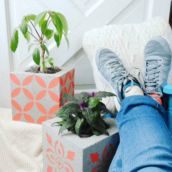 Easy stenciled concrete planters