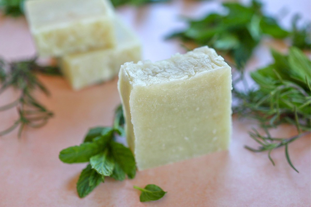 The Best Natural Homemade Soaps: 40 Recipes for Moisturizing Olive Oil-Based Soaps [Book]