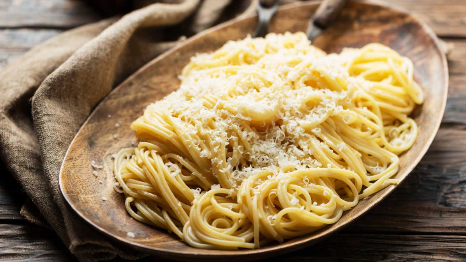 Traditional iatlian spaghetti with cheese and butter Â«pasta in biancoÂ», selective focus