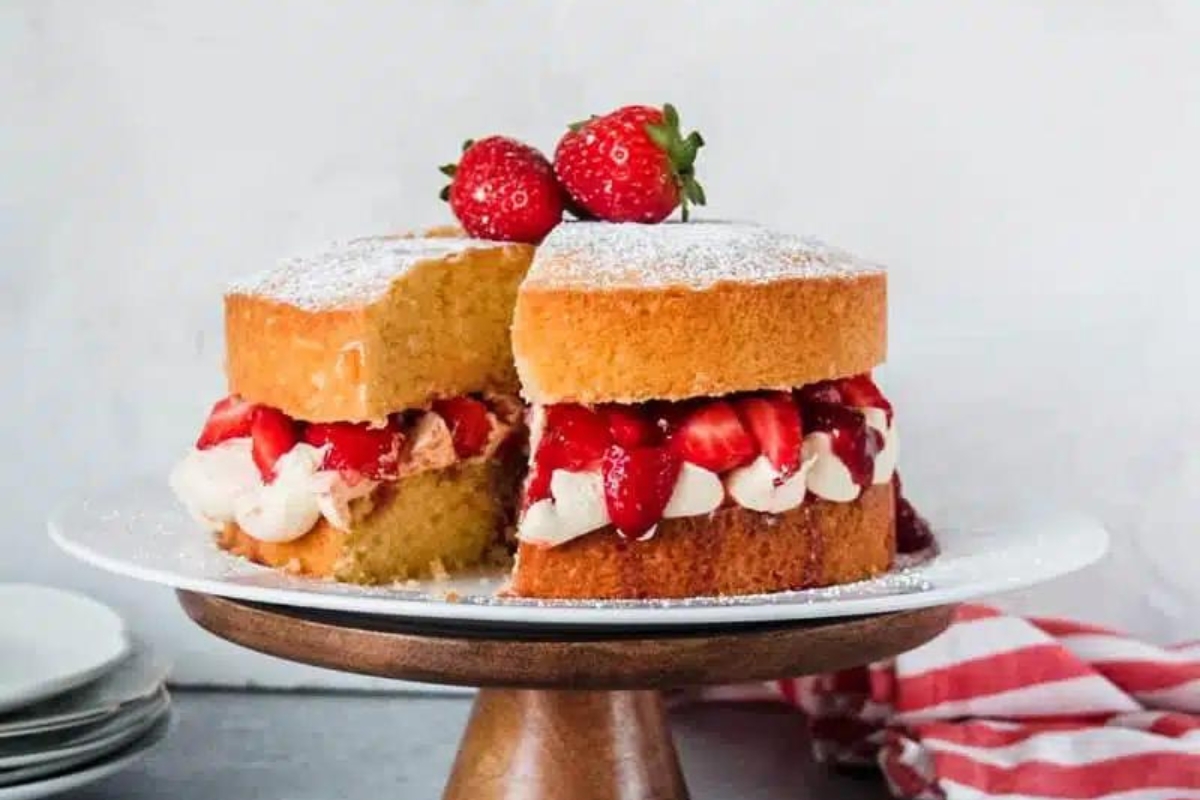 Victoria sponge cake with strawberries