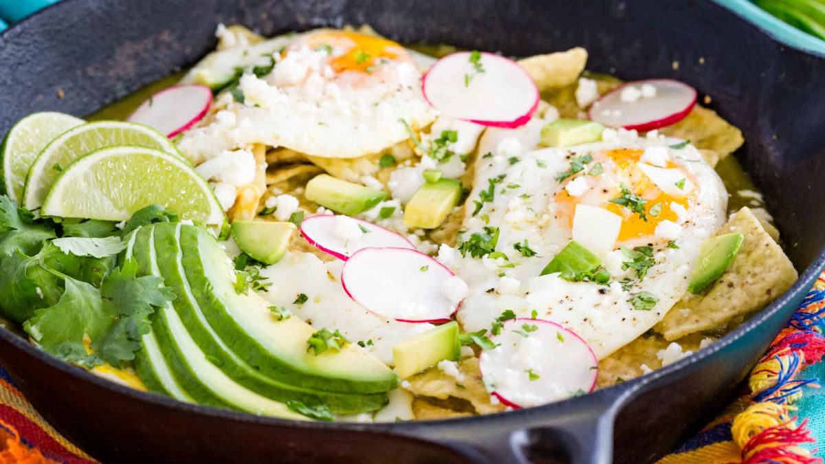 Chilaquiles verdes served in pan