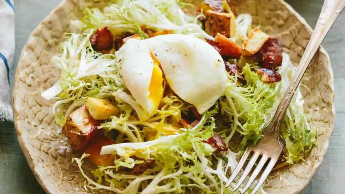 Lyonnaise salad with fork