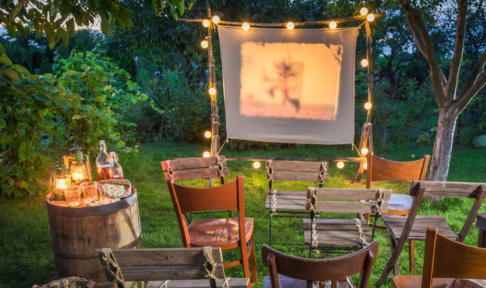 outdoor movie in the back yard