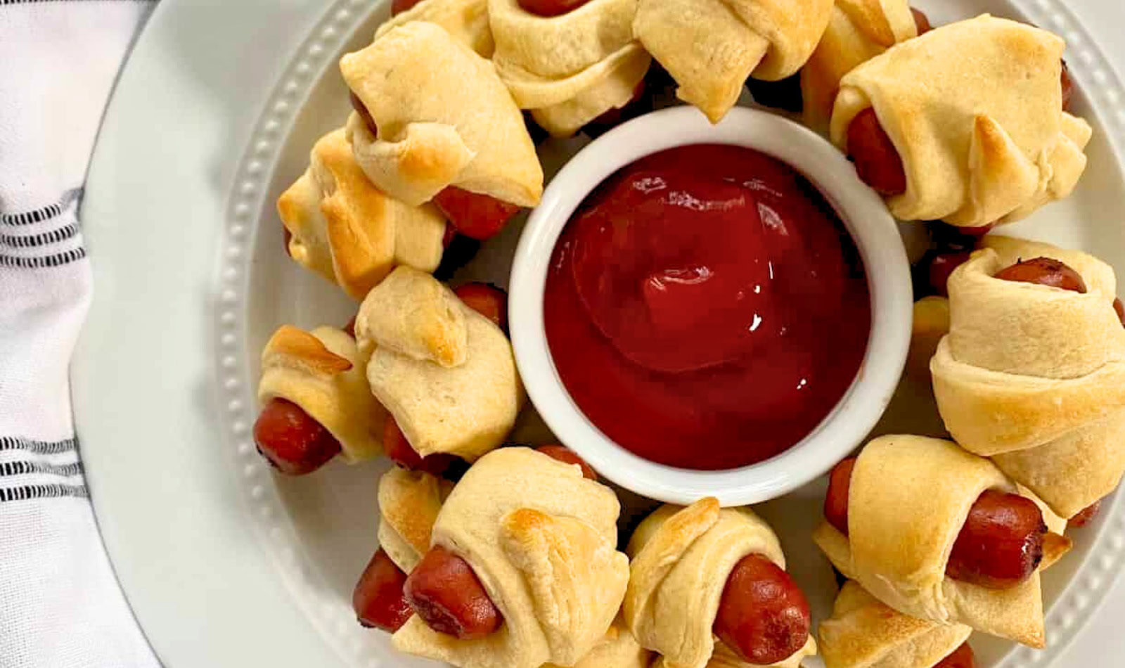 a plate full of pigs in an blanket