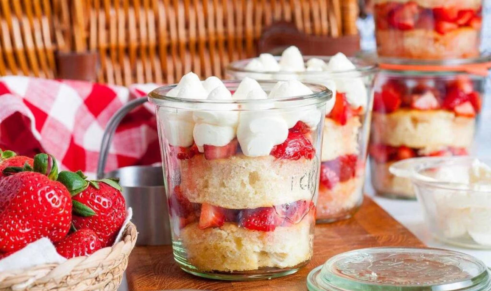 strawberry shortcake in jars 