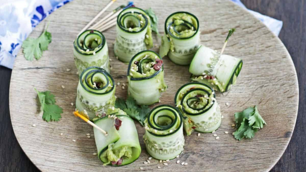Cucumber rolls filled with avocado