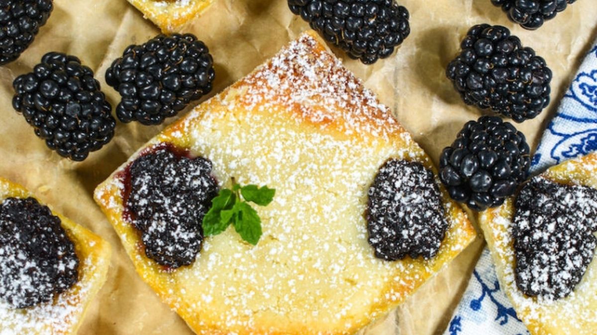 Blackberry pastries served with fresh mint and sugar
