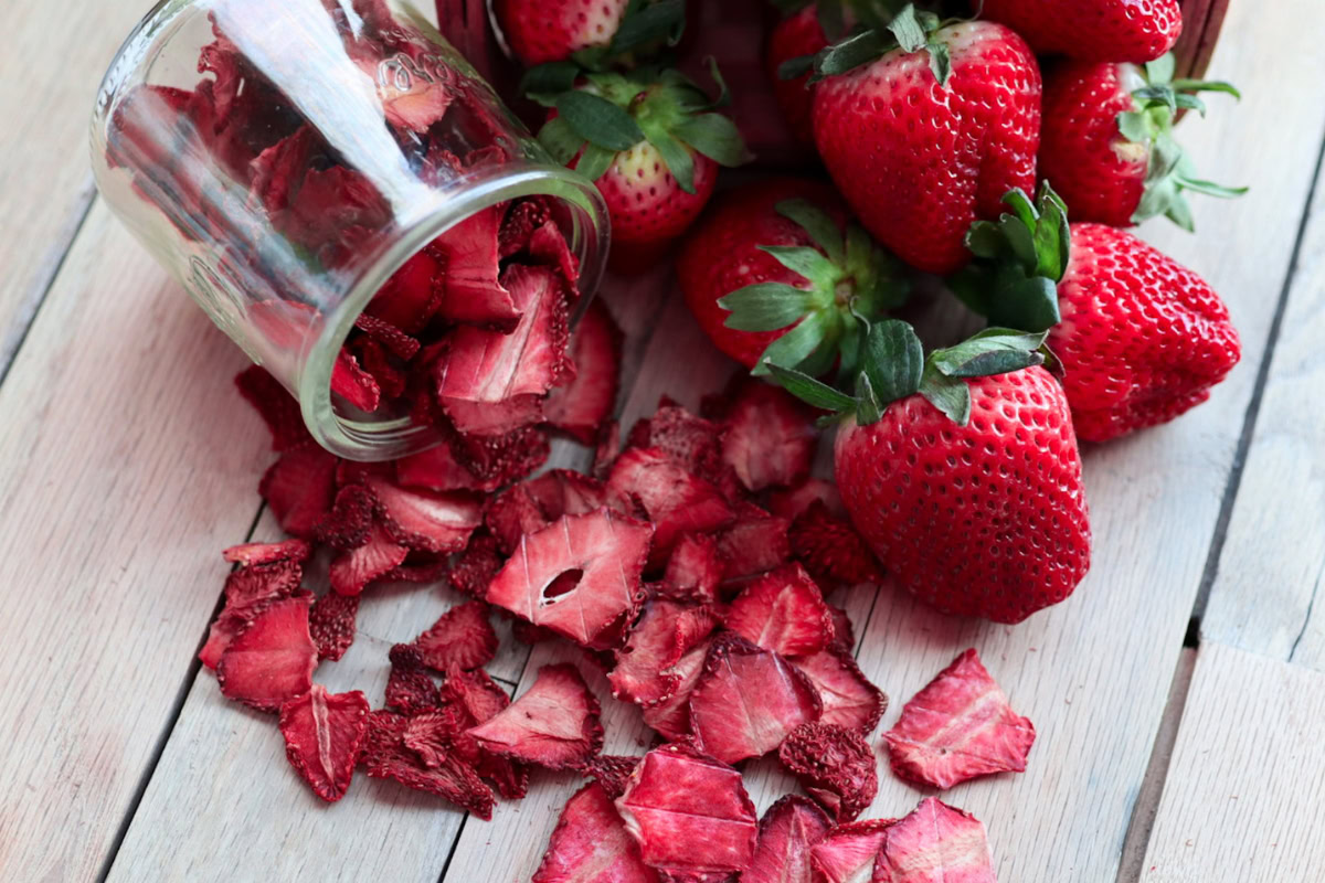 dried strawberries and fresh strawberries